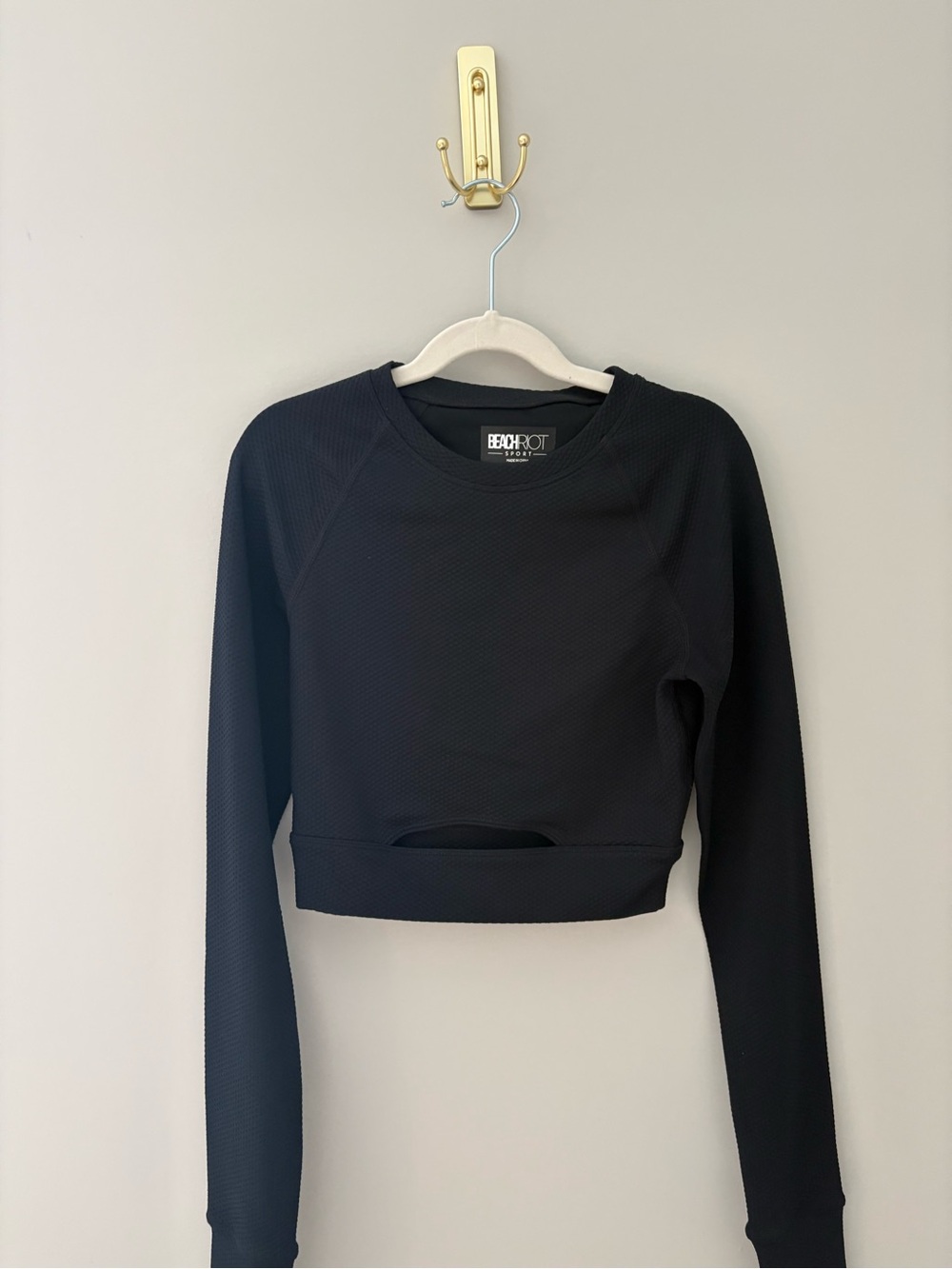 Beach Riot Francine Black Long-Sleeve Cropped Pullover with Front Cutout